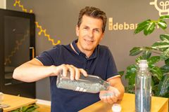 - Det er en holistisk tilgang til genanvendelse, hvor målet er en helt ny cirkulær infrastruktur for medicinsk engangsudstyr, fortæller seniorprojektleder Søren Haack fra Teknologisk Institut. Han sidder med genanvendeligt plasticgranulat, som kommer fra original plastic.