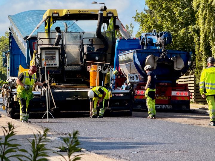 Den nye asfalttype er udviklet specifikt til at minimere partikelforurening fra trafikken gennem en særlig overfladestruktur, der både er slidstærk og kan fastholde partikler.