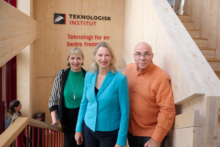 Social- og boligminister Sophie Hæstorp Andersen i Teknologisk Instituts nye Build-in-Wood Demonstrator flankeret af adm. direktør Juan Farré og direktør Mette Glavind, Teknologisk Institut.