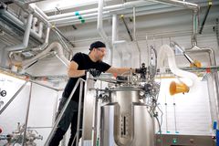 Biosolutions Technology Center på Teknologisk Institut er blandt de pilot- og laboratoriefaciliteter, der giver virksomheder adgang til udvikling, test og opskalering af biobaserede løsninger inden for fx fødevarer.