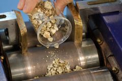 Regolit, kunstigt månestøv, skal bearbejdes for at teste om det kan bruges til print af metal og elektronik,