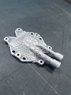 Ved at 3D-printe komponenten kan man integrere alle nødvendige funktioner i én samlet part. Det eliminerer samlingspunkter, reducerer risikoen for lækage og gør komponenten mere pålidelig. Samtidig bruges kun ét materiale, hvilket gør den lettere at genanvende.