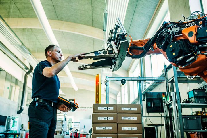 I rapporten er 300 SMV’ere blevet spurgt om deres anvendelse af kunstig intelligens til produktionsrelaterede opgaver som computer vision, dataanalyse af produktionsprocesser, automatisering af arbejdsgange og styring af robotter.