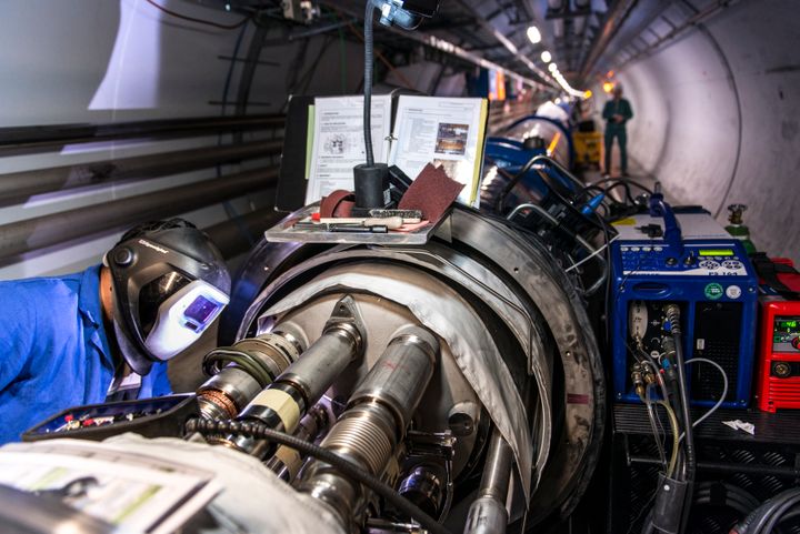 Danmark betaler et kontingent for at være medlem af CERN, så danske forskere har adgang til de verdensførende eksperimenter. Men derved har danske virksomheder også mulighed for at byde ind på de avancerede leverancer af teknologi, som CERN har brug for. I 2024 vandt danske virksomheder kontrakter hos CERN for 110 mio kr., som er så højt et beløb, at der har bragt den danske retur-koefficeniet over 1.