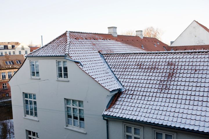 Sneklædt tag på en bygning.