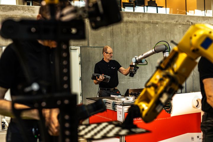 Hvordan omsætter man ord som AI, automation og robotter til konkret robusthed i hverdagen? Det korte svar er: Man skal tættere på teknologien og dem, der arbejder med den.