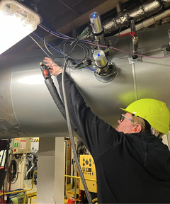 Forretningsleder ved Teknologisk Institut, Rasmus Faurskov Cordtz, under installationen af black carbon sensor fra Green Instruments. Sensoren er udviklet i samarbejde med Teknologisk Institut. Foto: Teknologisk Institut.