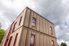 I et fugtigt dansk klima er fugthåndtering en afgørende forudsætning for holdbart træbyggeri. Rapporten peger på, at mange udfordringer opstår, fordi fugt først adresseres sent i forløbet og primært overlades til entreprenøren. I Build in Wood Demonstrator på Teknologisk Institut testes løsninger,, som håndterer fugt.