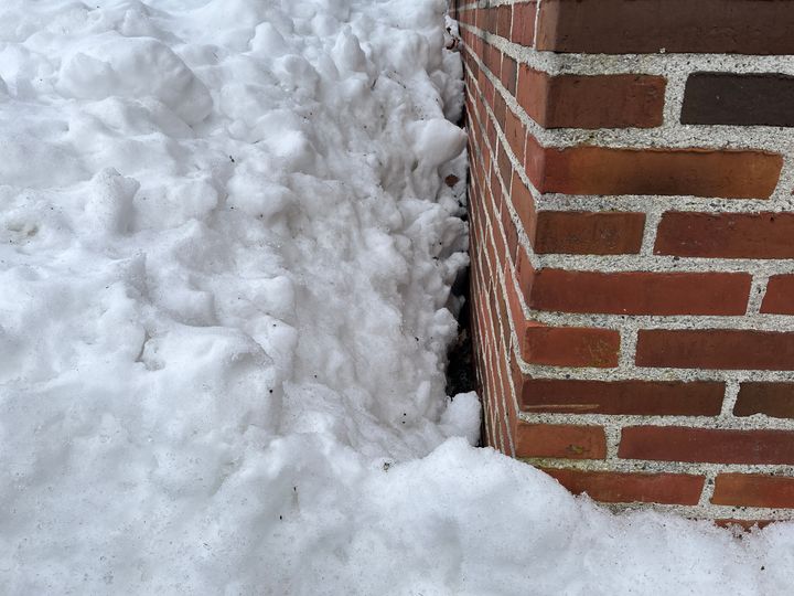 Når temperaturen stiger, bliver de store snemængder pludselig til store mængder vand meget tæt på bygningen. Det vand skal ledes sikkert væk.