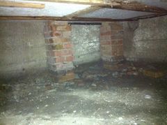 Samme krybekælder, hvor der ses et større område af krybekælderen opfugtet af smeltet sne.