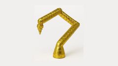 Guldfarvet robotarm, formet i et vinklet mønster.