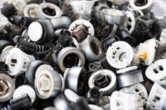 Billede af en bunke udtjente termostater klar til genbrug.