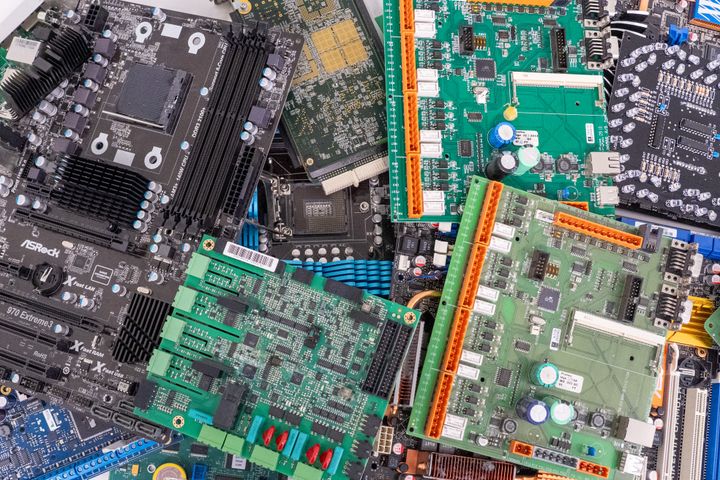 Flere elektroniske printkort stablet sammen.