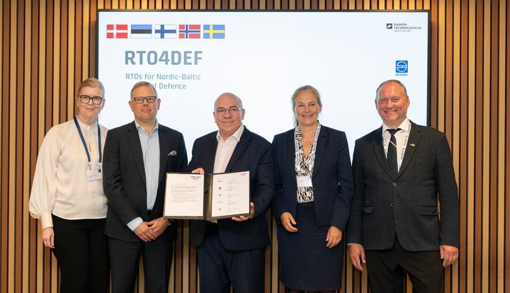 Ny nordisk-baltisk samarbejdsaftale, RTO4DEF, giver helt nye muligheder for at flytte kritisk teknologi hurtigere fra laboratorier og værksteder ud til de operative enheder. Aftalen blev underskrevet tirsdag i Bruxelles af lederne fra RISE (Sverige), VTT (Finland), Teknologisk Institut (Danmark), SINTEF (Norge) og Metrosert (Estland). Fra venstre til højre: Malin Frenning, RISE, Kalle Härkki, VTT, Juan Farré, Teknologisk Institut, Alexandra Bech Gjørv, SINTEF, og Kaupo Reede Metrosert.