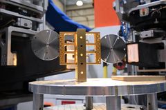 Synkrotron- og neutronstråling gør det muligt at se ind i metallet uden at skære i det. Det betyder, at man for første gang kan måle, om det beskyttende tryk omkring et nittehul stadig er intakt dér, hvor revnerne typisk starter, og ikke kun ved overfladen.