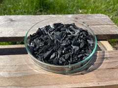 Biokul fremstilles ved at opvarme biomasse under iltfrie forhold (pyrolyse), hvilket binder og lagrer CO₂ stabilt i materialet i stedet for, at det frigives til atmosfæren.