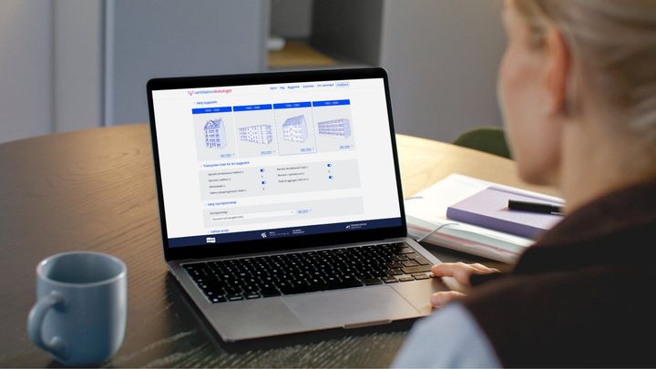 Bruger, der anvender Ventilationskataloget.dk på en bærbar computer.