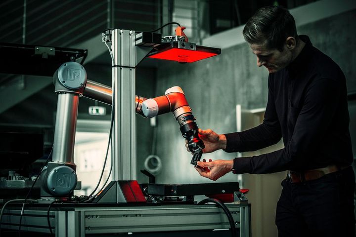 For at imødegå udfordringen planlægger 71 procent af forsvarsvirksomhederne at investere i nye produktionsteknologier: Bl.a. peger de i rapporten på øget automatisering, digitalisering og flere robotter.