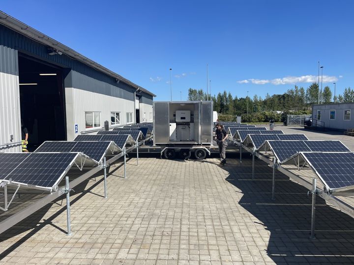 Mobilt vandrensningsanlæg på trailer omgivet af udfoldede solpaneler.