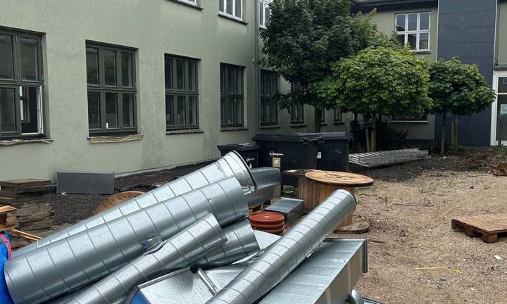 Inspirationen til projektet kommer blandt andet fra et konkret renoveringsprojekt, som Teknologisk Institut har besigtiget for PKA Ejendomme i Brøndby. Her viste en grundig gennemgang af bygningens eksisterende ventilationsanlæg, at det var muligt i vid udstrækning at genbruge installationerne som led i ombygningen, frem for at udskifte dem.