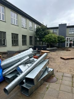 Inspirationen til projektet kommer blandt andet fra et konkret renoveringsprojekt, som Teknologisk Institut har besigtiget for PKA Ejendomme i Brøndby. Her viste en grundig gennemgang af bygningens eksisterende ventilationsanlæg, at det var muligt i vid udstrækning at genbruge installationerne som led i ombygningen, frem for at udskifte dem.