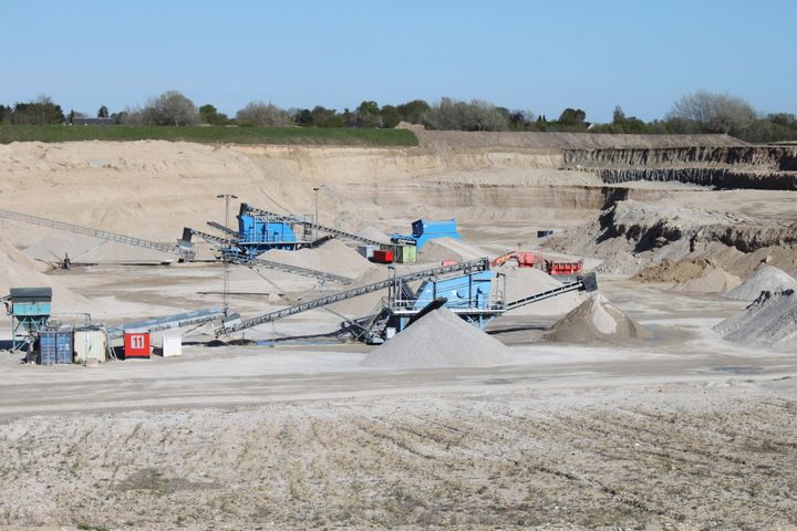 I 2023 brugte Danmark omkring 60 millioner tons sand og grus. Det svarer til knap halvdelen af landets samlede materialeforbrug. Cirka 80 procent af råstofferne går til anlæg som veje og kystsikring, og cirka 20 procent går til byggeri, især beton og tegl. Og pr. indbygger bruger Danmark flere mineralske råstoffer end mange andre EU-lande.