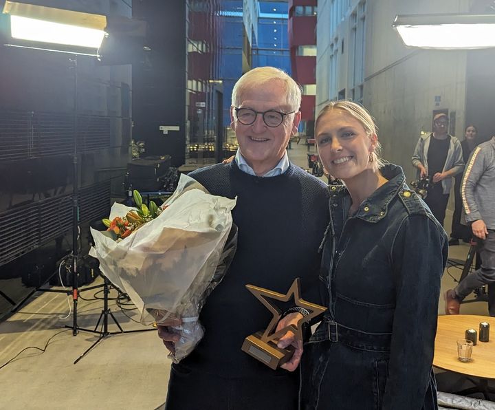 Mogens Damgaard blev overrasket af Josefine Høgh og et tv-hold fra DR, da han fik nyheden om, at han har vundet prisen.