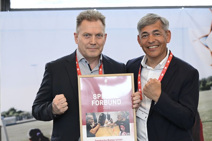 Formand for Danmarks Bokse-Union Lars Brovil fik overrakt prisen som det tydelige bevis på titlen som Årets Specialforbund 2024.