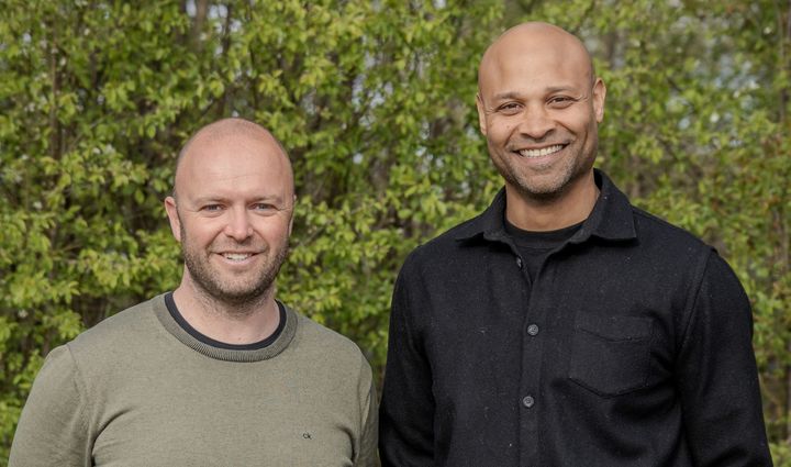 Tue Lundøer og Christian Traoré skal som brobyggere i Lyngby Boldklub og F. C. København støtte ledige unge i udsatte positioner til nye livsbaner i Københavns og Lyngby-Taarbæk Kommune.