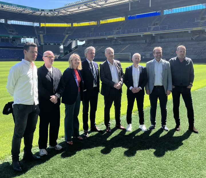 Rundvisningen gik også ned forbi banen på Brøndby Stadion.