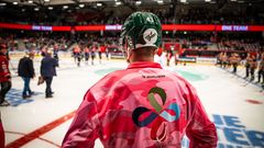 Ishockey-dommer med Veteran Match logo på trøjen. Aalborg, september 2023.