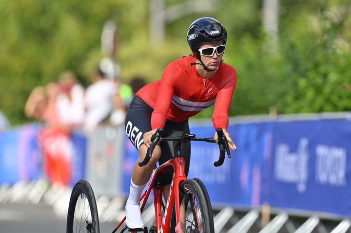 Emma Lund kører sig til bronze på enkelstarten ved de Paralympiske Lege i Paris.