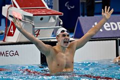 Alexander Hillhouse vandt guld i 100 m fly på første konkurrencedag ved PL i Paris.