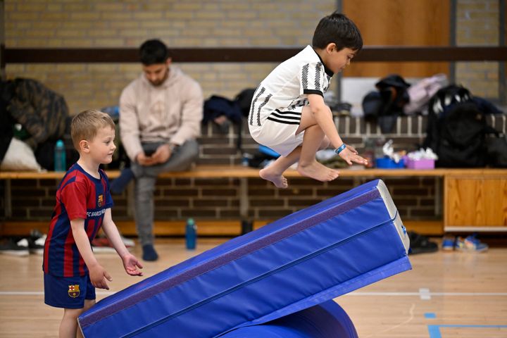 Idrætsskolerne forpligter sig til minimum 4 idrætstimer ugentligt og et kompetenceløft af deres undervisere.