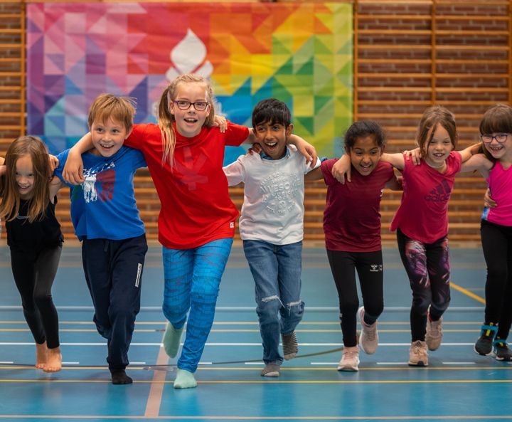 Over 17.400 børn er tilmeldt Skole OL for indskolingen, der er aktiviteter, der bedst kan beskrives som sjove lege og stafetter, hvor der er fokus på grundmotorik, fællesskab og at alle elever bidrager til et samlet resultat.