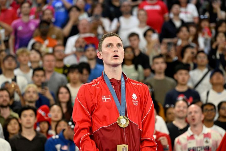 Viktor Axelsen står øverst på sejrsskamlen til OL i Paris 2024. Foto: Lars Møller.