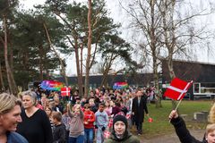 Alle skolens 300 elever gik sammen over og overraskede Kit i skolens gymnastiksal.