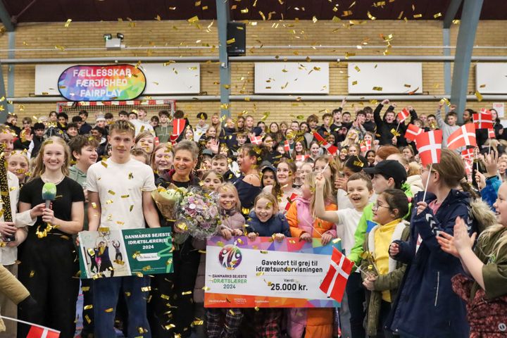 Skolens 300 elever var med til at overraske Kit Aagesen Goth i skolens gymnastiksal, hvor hun blev kåret som Danmarks Sejeste Idrætslærer 2024.