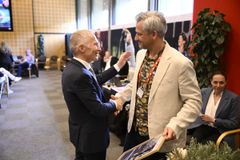 Årets specialforbund 2025. På billedet ses formand Jakob Færch og DIF-formand Hans Natorp .