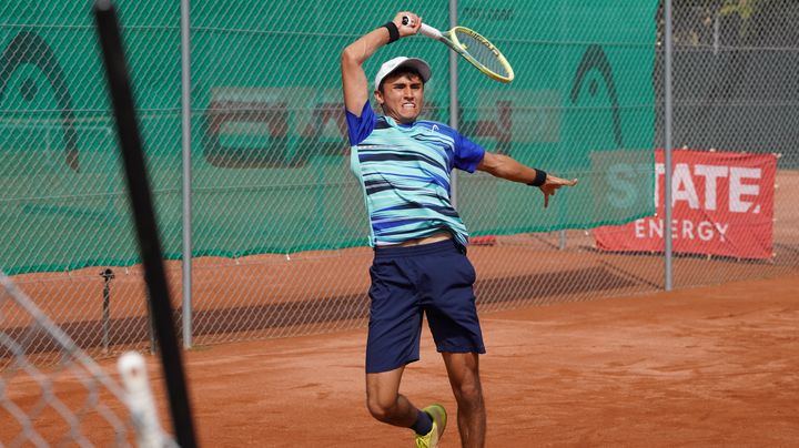 Amir Alberg fra københavnerklubben KFUM Tennis i gang med en af de første aktioner under DIF DM-ugen 2025.