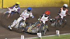Michael Jepsen Jensen med rød hjlem i front ved DM i speedway.
