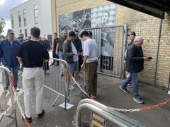 De unge i Startblokken har kun været i gang i en uges tid. Alligevel har de allerede prøvet kræfter med forskellige opgaver og idrætsgrene. Her tjekker de billetter til stadion.