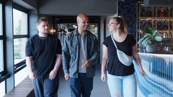 Her ses brobygger Christian Traoré fra Startblokkens indsats i København (midten) med to af de unge, der hver uge møder op hos F.C. København i Parken for at blive klogere på sig selv – og mulighederne for fremtiden. Startblokken er på nuværende tidspunkt at finde syv steder i landet.