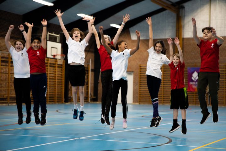 Knap 500 skoler er tilmeldt Skole OL for indskolingen, der er aktiviteter, der bedst kan beskrives som sjove lege og stafetter, hvor der er fokus på grundmotorik, fællesskab og at alle elever bidrager til et samlet resultat.