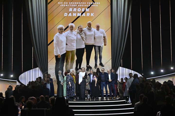 Sidste års vinder var BROEN Danmark. Her ses mange af organisationens frivillige på og omkring scenen til SPORT 2024.