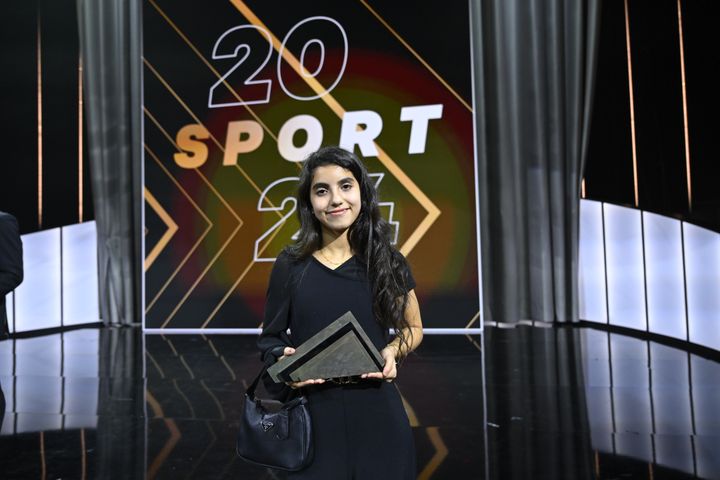 Vinderen bliver hyldet ved Sport 2025 i Herning til januar. Her er sidste års vinder Jana Uqqar med prisen.