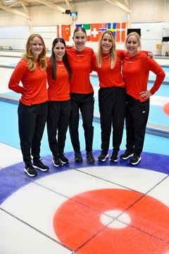 Matilde Halse, Jasmin Holtermann, My Larsen, Madeleine Dupont, og Denise Dupont skal repræsentere Danmark i curling ved vinter-OL i Milano Cortina.
