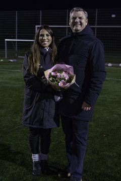 Dalum IF-træner Roxana Bayati og Jakob Lynge, privatkundedirektør i Arbejdernes Landsbank Odense.