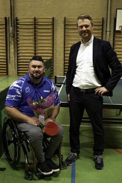 Formand for Vallensbæk Bordtennis Klub Muamer Sultic og Jonas Rauff Pedersen, filialdirektør i Arbejdernes Landsbank Vestegnen.