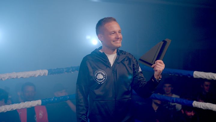 Formand Kim Kristiansen fra Høje-Taastrup Bokseklub blev overrasket med Idrættens Sociale Pris i begyndelsen af december.